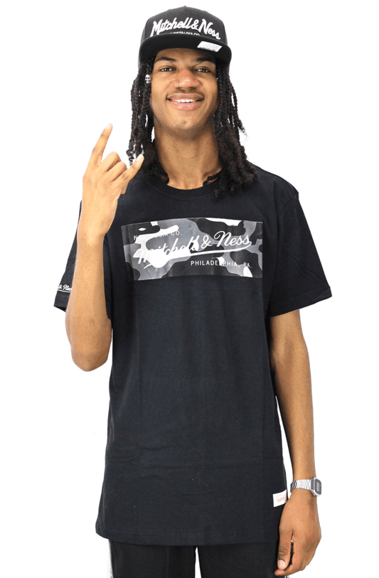 Camiseta Mitchell e Ness Box Logo Camo Preta - NewSkull