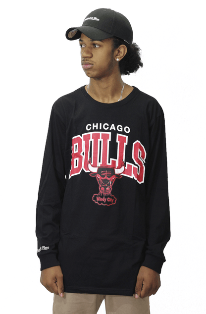 Camiseta Mitchell e Ness Chicago Bulls Arch Manga Longa Preto - NewSkull