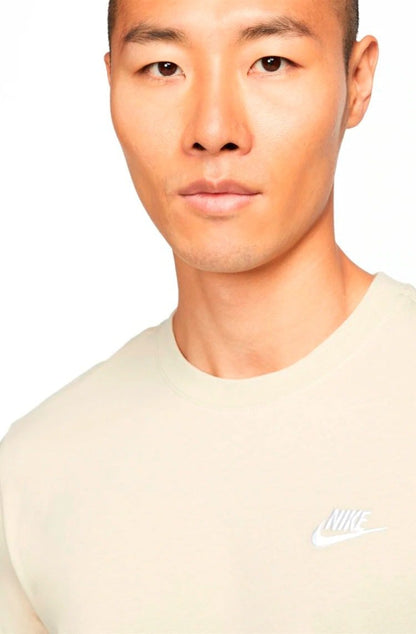Camiseta Nike Sportswear Clube Bege/Branco - NewSkull