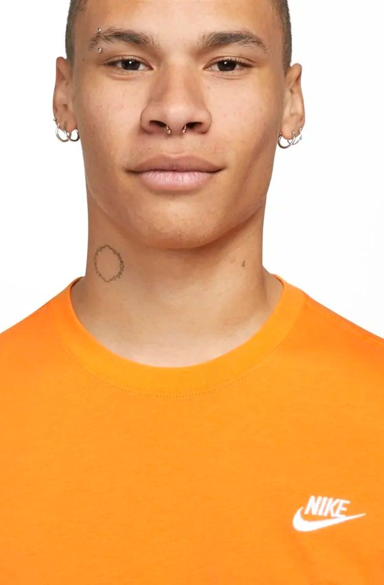 Camiseta Nike Sportswear Clube Laranja/Branco - NewSkull