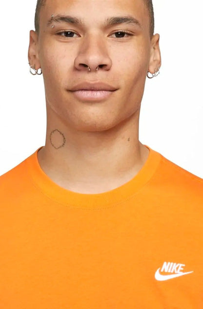 Camiseta Nike Sportswear Clube Laranja/Branco - NewSkull