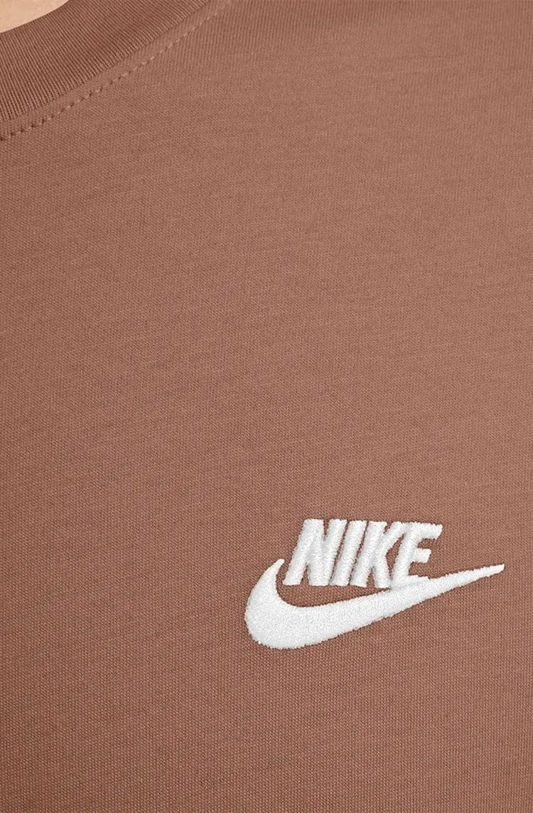 Camiseta Nike Sportswear Clube Marrom/Branco - NewSkull