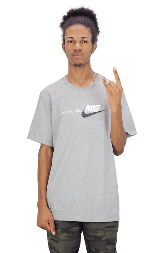 CAMISETA NIKE SPORTSWEAR SBN CORE CINZA - NewSkull