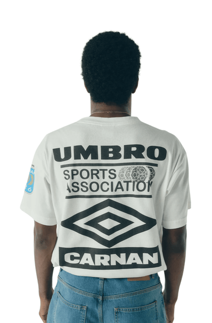 Camiseta Umbro x Carnan Sports Association Off-White/Preto - NewSkull