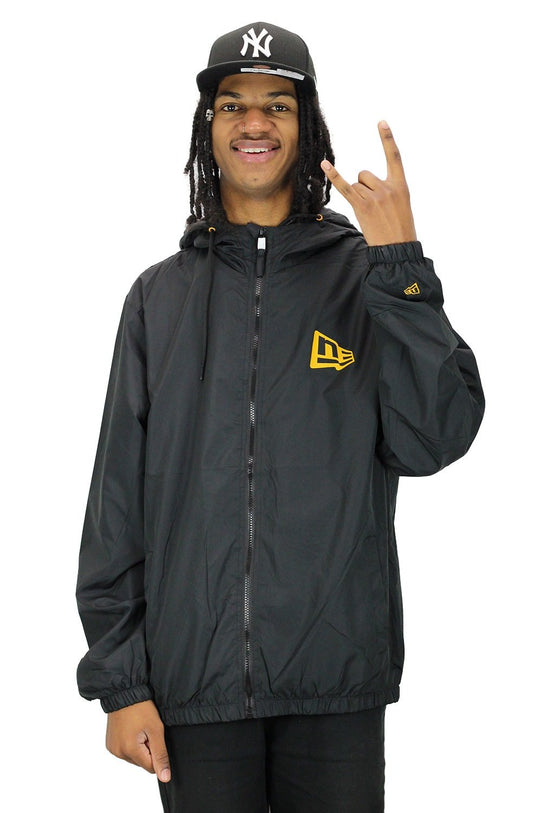 JAQUETA CORTA VENTO NEW ERA ESSENTIALS FLAG BRANDED CAPUZ PRETO - NewSkull