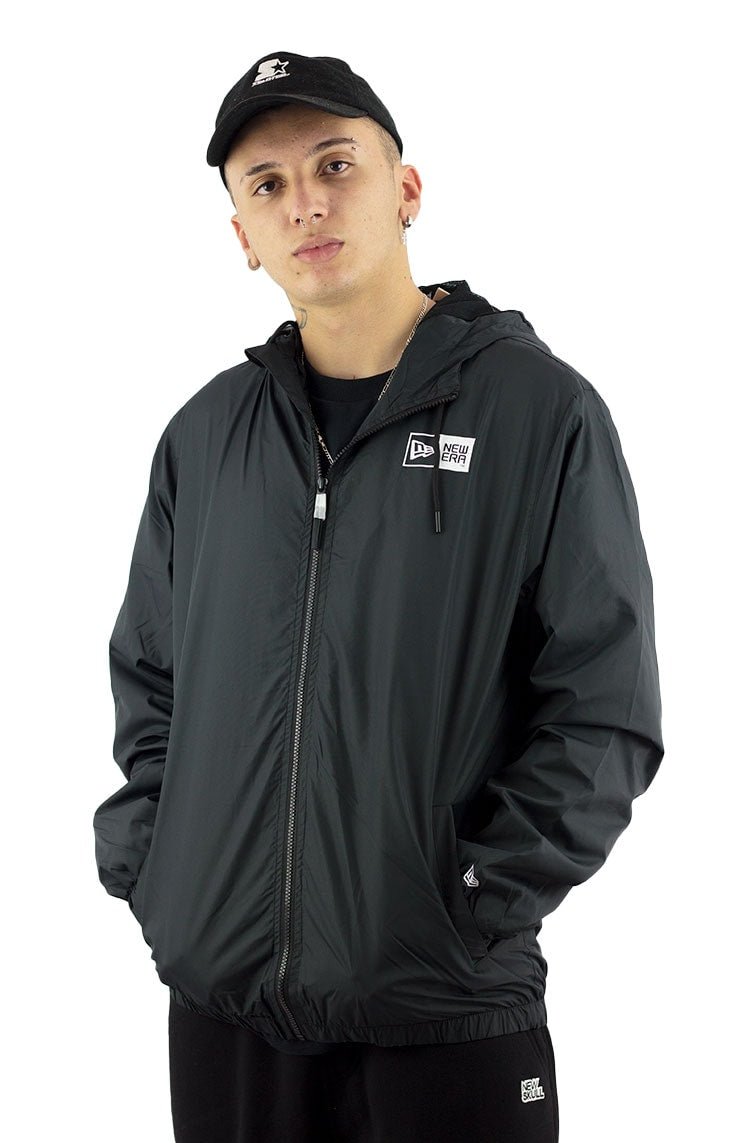 Jaqueta NEW ERA Corta Vento Capuz Preta - NewSkull