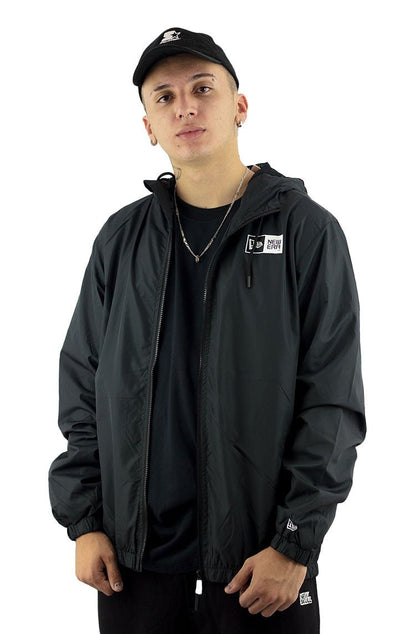 Jaqueta NEW ERA Corta Vento Capuz Preta - NewSkull