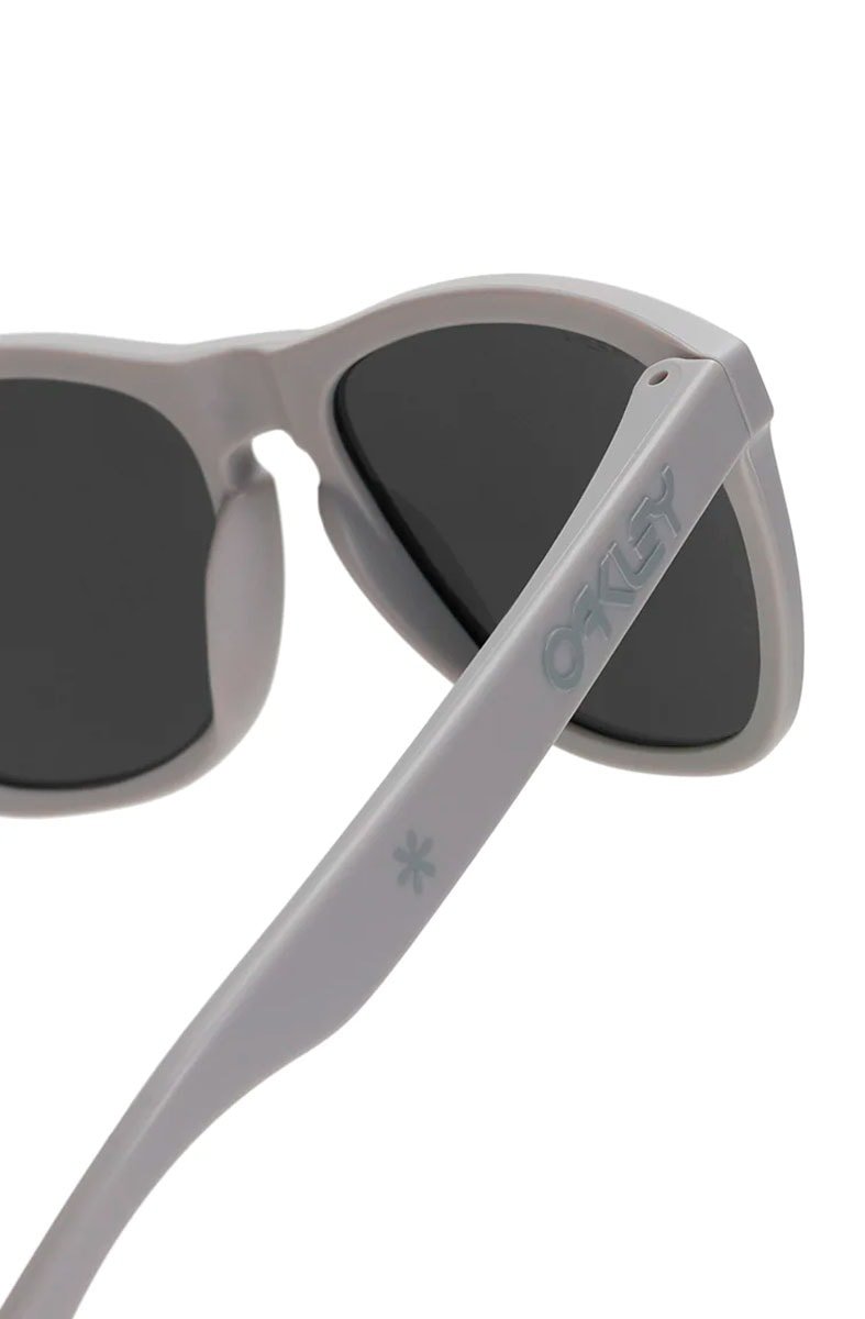 Óculos Piet x Oakley Frogskins PIET MTTCoolgray W/ Prizm Grey+ - NewSkull