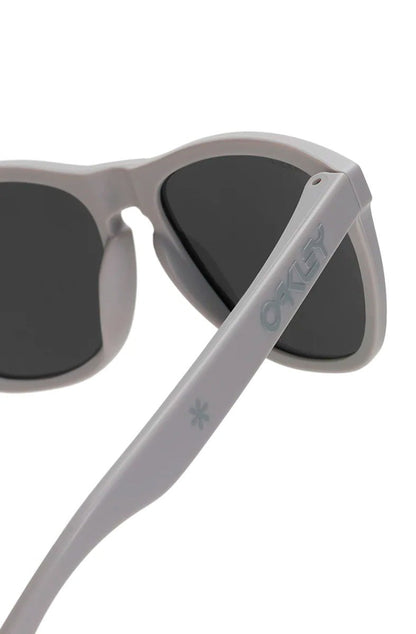 Óculos Piet x Oakley Frogskins PIET MTTCoolgray W/ Prizm Grey+ - NewSkull