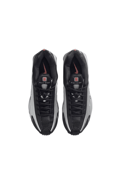 Tênis Nike Shox R4 Metallic Silver Prata/Preto/Vermelho HQ1988 - 002 - NewSkull