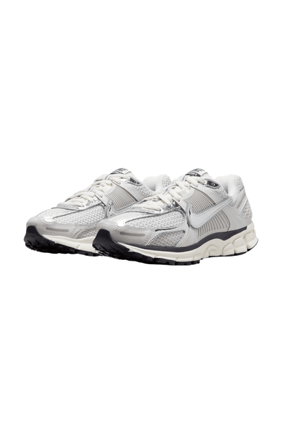 Tênis Nike Zoom Vomero 5 Photon Dust Metallic Silver Prata/Cinza FD0884-025 - NewSkull